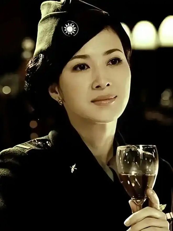 没等丧期结束就住进了蒋介石的侍卫长家中不朽情缘游戏网站登录毛人凤暴毙他的妻子(图4)